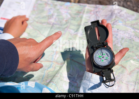 Padre e Figlio con la bussola e la mappa Foto Stock