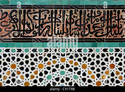 Zellige tilework nel Bou Inania Madrasa in Fes, Marocco. Foto Stock