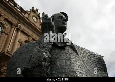 Statua di William Butler Yeats, Sligo, nella contea di Sligo, Irlanda Foto Stock