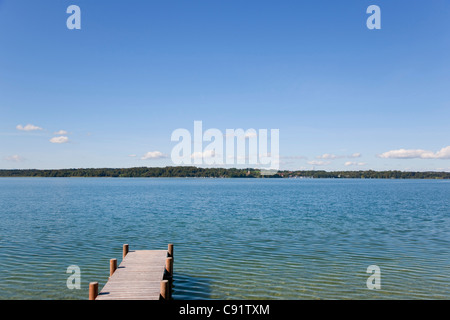 Dock di legno che si estendono nel lago ancora Foto Stock