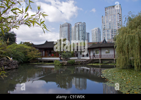 Il dr. Sun Yat Sen memorial garden si trova nel centro di Vancouver. Vi è un padiglione Cinese e un giardino piantumato. Foto Stock