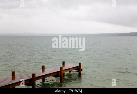 Dock di legno che si estendono nel lago Foto Stock