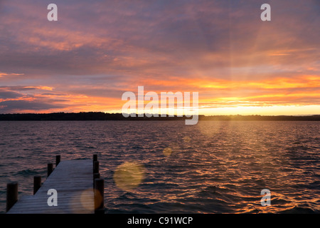 Dock in legno protesa nel lago Foto Stock