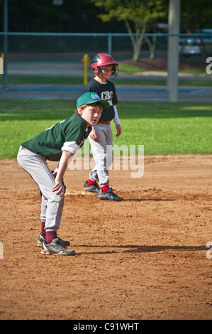 La gioventù giocatore di baseball sulla seconda base. Foto Stock