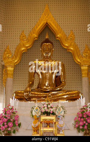 Sukhothai Traimit Golden Buddha è il solido più grande Buddha d'oro nel mondo del peso di 5 tonnellate ed è più di 700 anni. Foto Stock