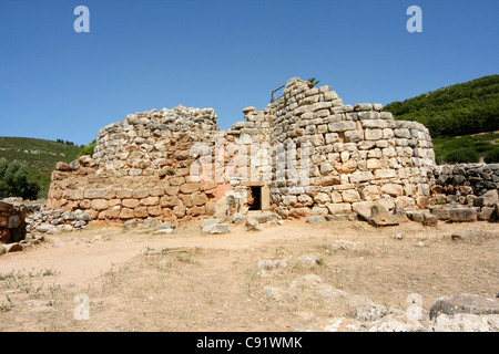 Ruderi di pietra del Nuraghe di Palmavera - uno dei più grandi e più importanti siti nuragici in Sardegna - costruito nel XIV Foto Stock