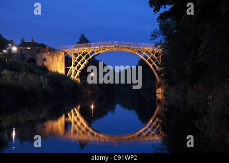 Di sera presto vista dell occidente affacciata elevazione dello storico ponte di ferro del livello del fiume, Ironbridge Gorge, Shropshire, Regno Unito. Foto Stock