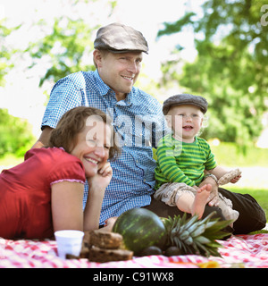 Famiglia avente picnic insieme Foto Stock