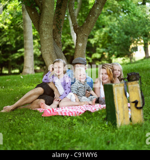 Famiglia avente picnic insieme Foto Stock