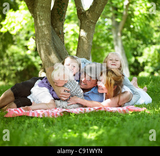 Famiglia avente picnic insieme Foto Stock