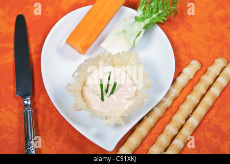 La crema di formaggio, formaggio spalmabile, servita con verdure crude Foto Stock