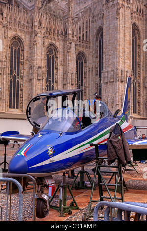 Attacco a terra degli aeromobili Aermacchi dell Italia prima della cattedrale milanese. Foto Stock