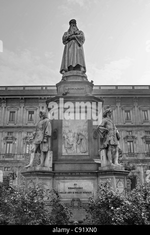 Un monumento di Leonardo da Vinci in Piazza della Scala a Milano, Lombardia, Italia Foto Stock