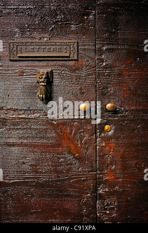 Italiano porta in legno con mail slot e una porta respingente Foto Stock