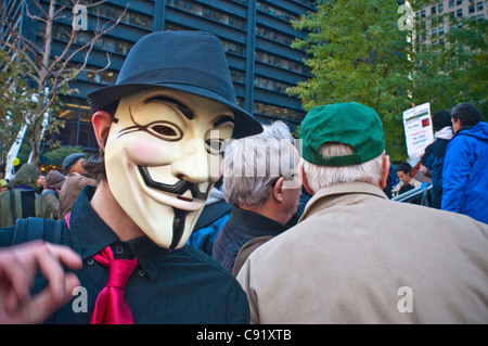 Occupare Wall St. demonstrator indossando maschera di Guy Fawkes Foto Stock