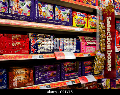 Cioccolatini di natale in un supermercato uk Foto Stock