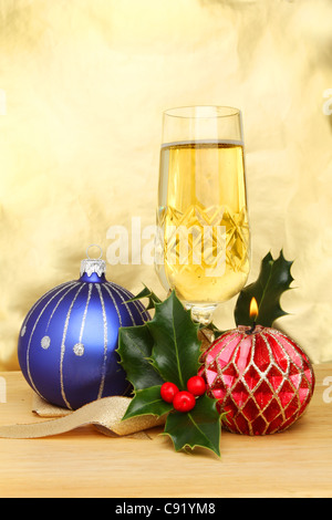 Champagne e decorazioni di Natale Foto Stock