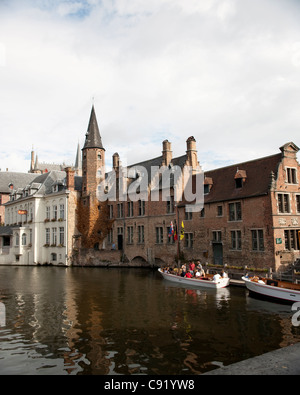 Molti di Bruges storica case mercantili parte anteriore su una complessa rete di canali che sono stati utilizzati come vie commerciali in tempi passati Foto Stock