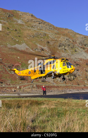 RAF Sea King (XZ587) aria/mare Salvataggio in elicottero su un esercizio con Penrith Mountain Rescue nel Lake District inglese Foto Stock