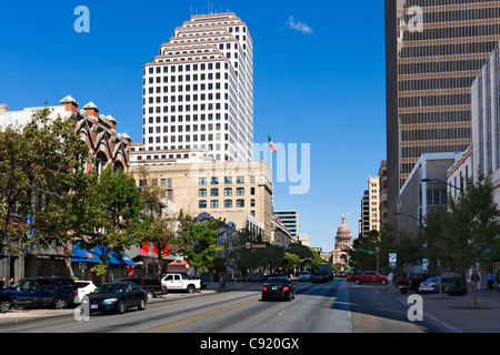 Visualizza in basso Congress Avenue towasrds il Campidoglio edificio nel centro storico di Austin, Texas, Stati Uniti d'America Foto Stock