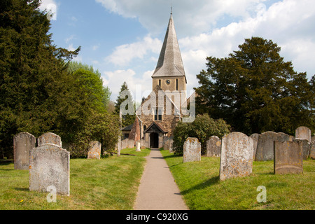 St James chiesa parrocchiale nel villaggio di Shere è una chiesa tradizionale con sassone e architettura normanna. Foto Stock