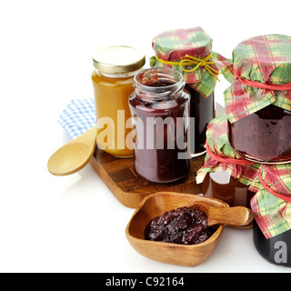 Assortimento di marmellata fatta in casa in vasetti di vetro Foto Stock