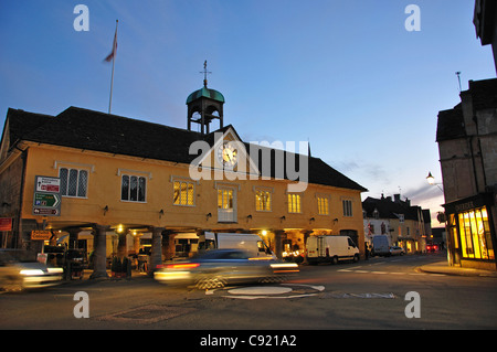 Xvii secolo casa mercato al crepuscolo, Market Place Tetbury, Cotswold distretto, Gloucestershire, England, Regno Unito Foto Stock