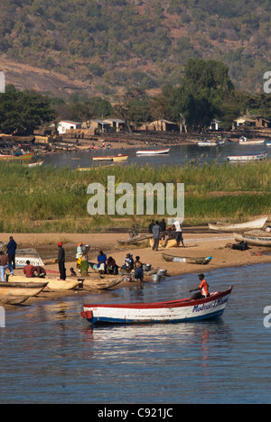 Malawiani villaggi di pescatori di stand di Cape Maclear litorale all'estremità meridionale del Lago Malawi. Foto Stock