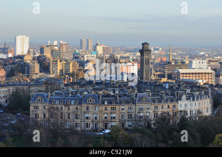 Est vista sui tetti della città di Glasgow, Scozia. Ci sono vari punti di riferimento con Park Circus all'avanguardia. Foto Stock