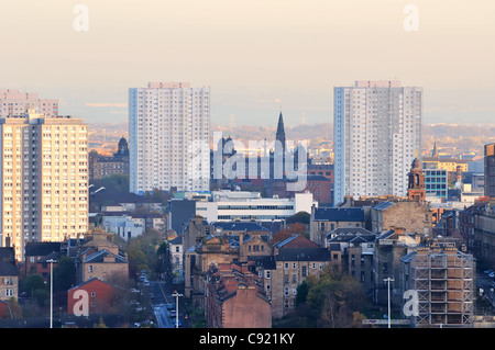 Vista sui tetti verso la cattedrale di Glasgow e il Royal Infirmary Foto Stock