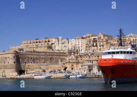 Vista della Valletta e la tomaia Barracca Gardens di Grand Harbour con la vittoria del Pacifico Singapore-costruita la nave di alimentazione e Foto Stock