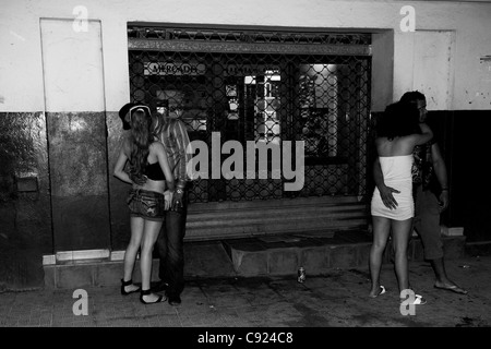 Due coppie facendo fuori per le strade di La Habana, Cuba. In bianco e nero dell'immagine. Foto Stock