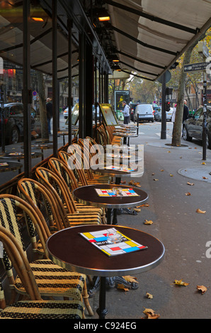 I tavoli fuori un bistro a Parigi in una giornata autunnale. Foto Stock