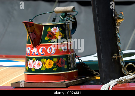 Grand Union Canal. Verniciato colorato sulla pentola un narrowboat presso la storica Braunston Narrowboat rally 2011. Foto Stock