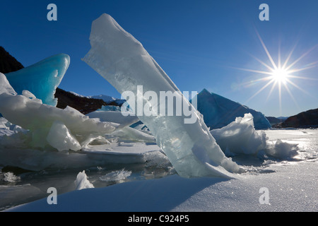 New Scenic 5 posti di grandi iceberg congelati in Mendenhall Lago su un sub zero giornata soleggiata, all'interno del passaggio, a sud-est di Alaska, inverno Foto Stock