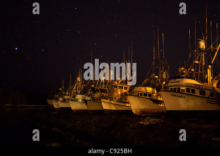 Vista notturna di navi da pesca tirata fuori in cantiere più piena con stella riempito il cielo sopra la testa, Kodiak, Southwest Alaska, inverno Foto Stock