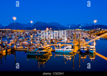 Vista del tramonto di Homer piccola barca porto con Kenai Mountains in background, centromeridionale Alaska, estate Foto Stock