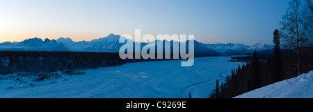 Vista in lontananza Mt. McKinley al crepuscolo, Denali State Park, centromeridionale Alaska, inverno Foto Stock