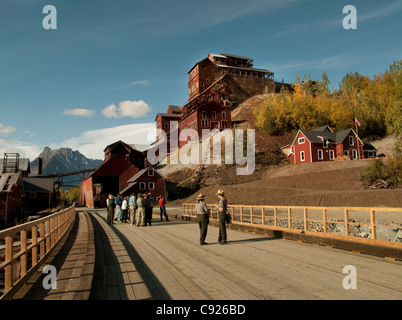 National Park Service Park Rangers parlando alla miniera Kennicott, Wrangell-St. Elias National Park, Alaska Foto Stock