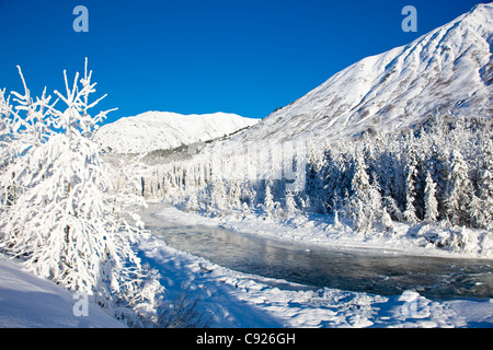 Paesaggi innevati lungo la East forcella di sei miglia Creek sulla Penisola di Kenai nel Chugach National Forest, Alaska Foto Stock