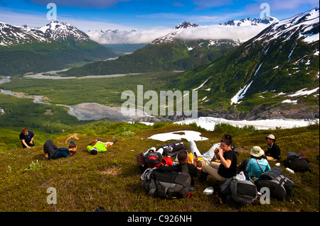 Un gruppo di adolescenti per backpackers in stop per il resto su Harding Icefield trail a Exit Glacier, Penisola di Kenai, Alaska Foto Stock