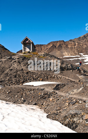 Gli escursionisti si avvicinano alla Harding Icefield Shelter, Exit Glacier nel Parco nazionale di Kenai Fjords, Alaska Foto Stock