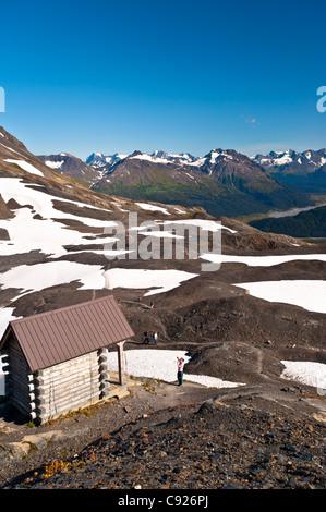 Vista panoramica di escursionisti a Harding Icefield rifugio affacciato su Exit Glacier, il Parco nazionale di Kenai Fjords, Alaska Foto Stock