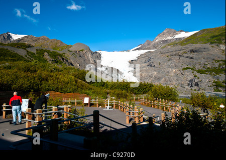 Persona la lettura di un segno sul sentiero del ghiacciaio at Worthington Glacier membro Area ricreativa, Chugach National Forest, Alaska Foto Stock