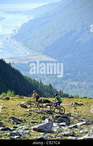 Due mountain bike godetevi una giornata di tram serviced mountain bike presso Alyeska Resort in Girdwood affacciato sul braccio Turnagain, Alaska Foto Stock