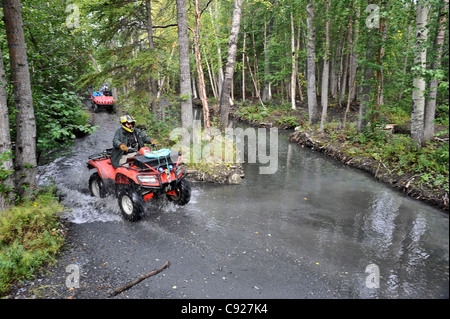 Piloti su un ATV tour per il Ghiacciaio Knik nella valle Matanuska con Alaska Backcountry Adventure Tours vicino Palmer, Alaska Foto Stock