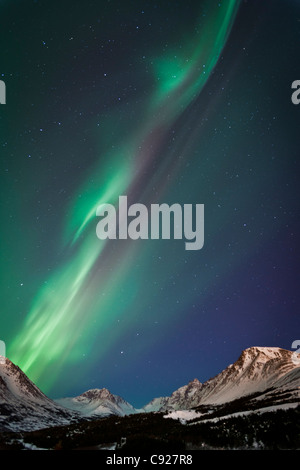 Vista dell'Aurora Boreale oltre il Chugach Mountains, Anchorage, centromeridionale Alaska, caduta Foto Stock