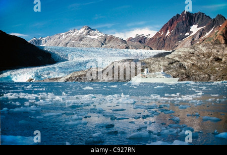 Vista panoramica di una nave da crociera nel Glacier Bay, a sud-est di Alaska, estate Foto Stock