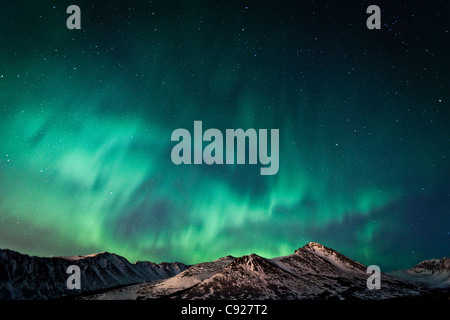 Vista dell'Aurora Boreale oltre il Chugach Mountains, Anchorage, centromeridionale Alaska, caduta Foto Stock