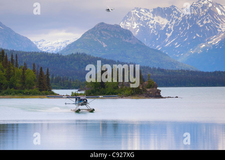 DeHavilland Beaver float plane sul lago Clark, il Parco Nazionale del Lago Clark, Alaska Foto Stock